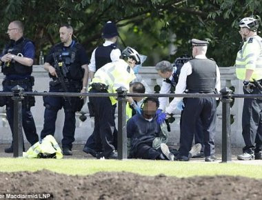 Λονδίνο: Συνέλαβαν ύποπτο άντρα έξω από το Μπάκιγχαμ (φωτό)